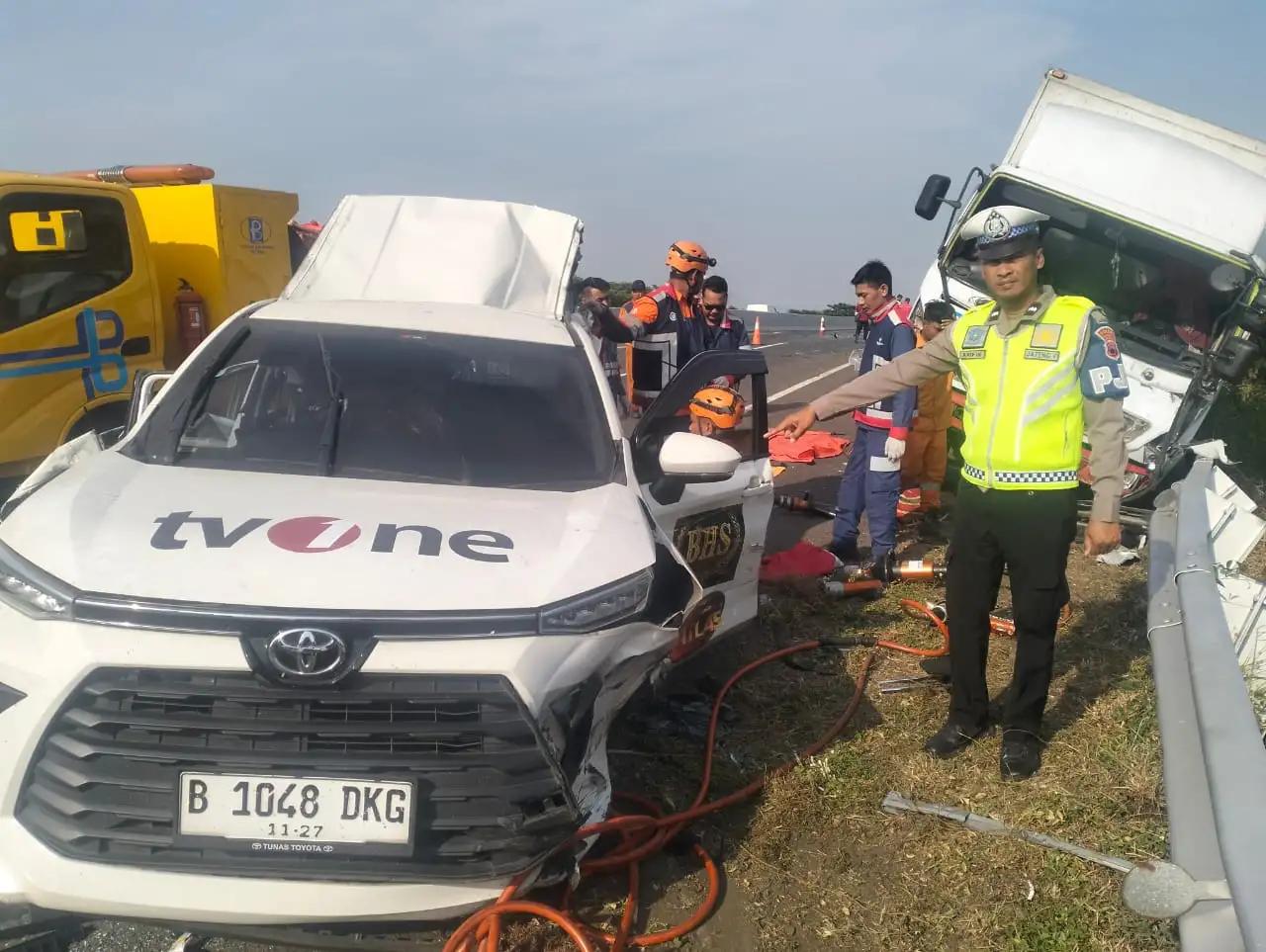Polisi menunjukan kondisi mobil kru jurnalis TV One ringsek di TKP