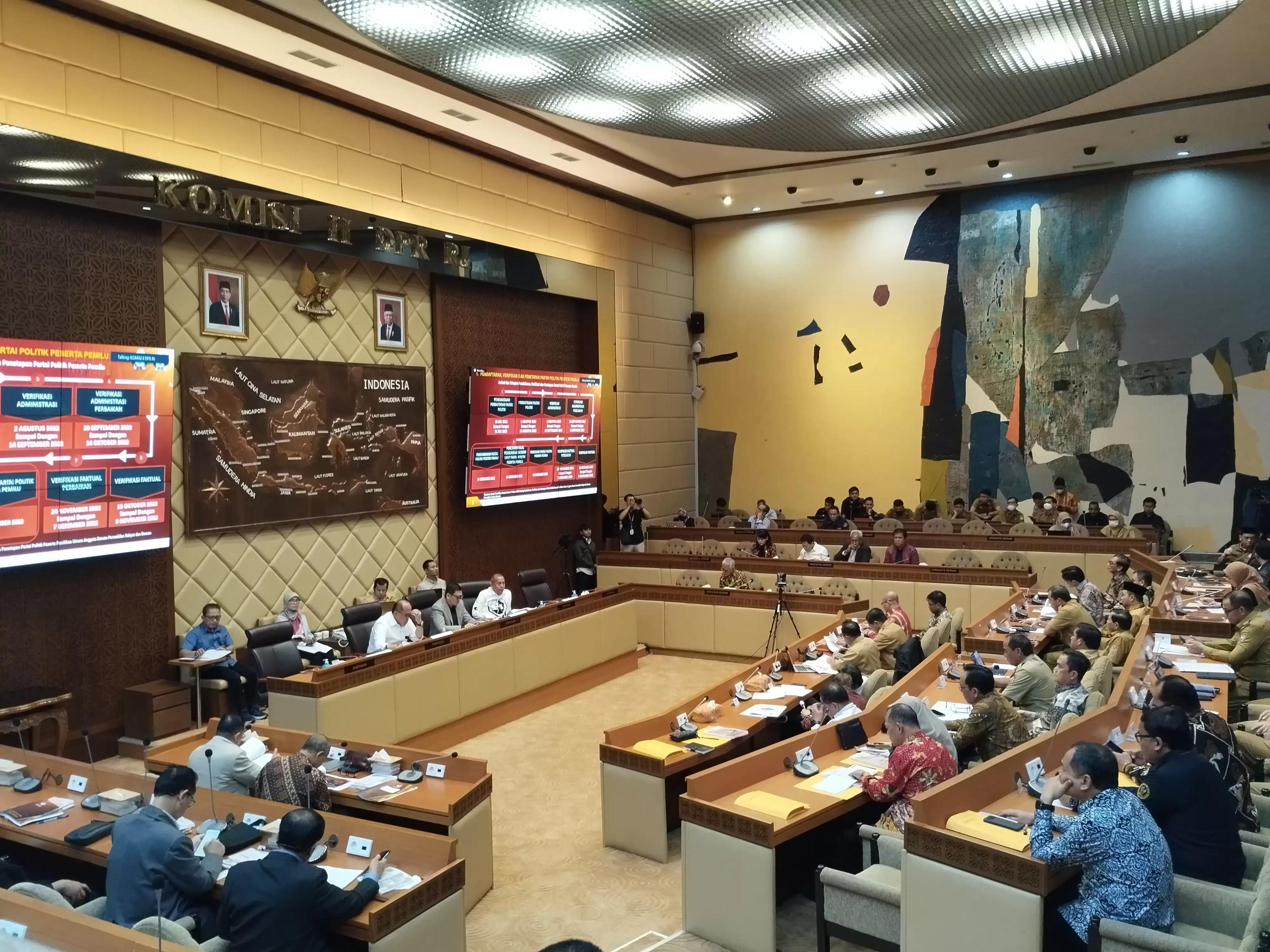 Komisi II DPR Gelar Rapat Bersama Pemerintah dan Penyelenggara Pemilu untuk Evalusi Tahapan Pemilu Serentak