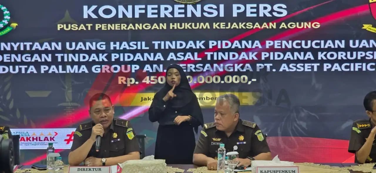 Uang pecahan Rp100 ribu itu ditampilkan saat jumpa pers di Gedung Kartika, Kejagung (Foto: Dok MI)