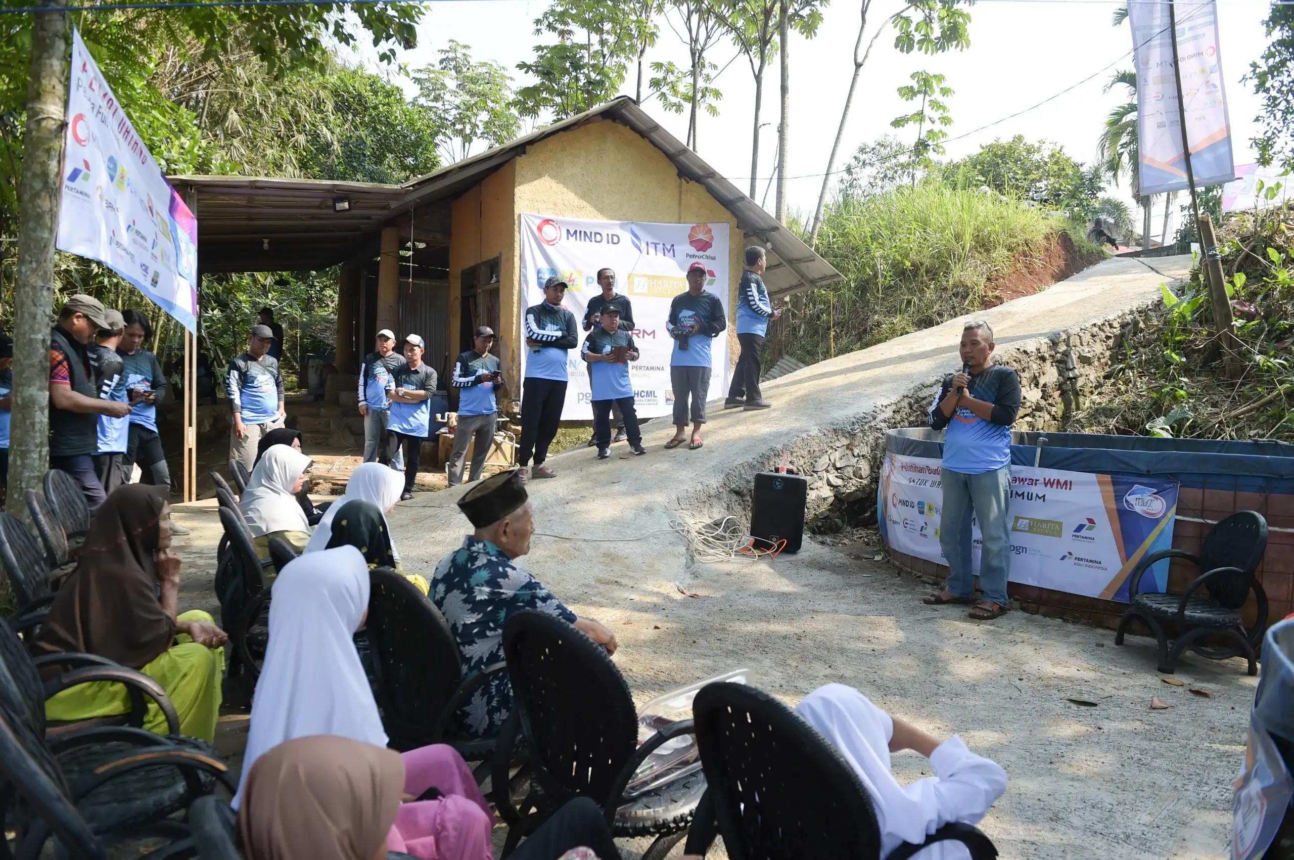 Anggota Wartawan Mancing Indonesia memberikan materi tentang budi daya ikan air tawar (Foto: Dok MI/Donavita)