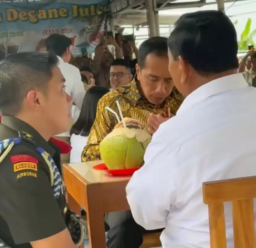 Jokowi Makan Bakso Bareng Prabowo di Pinggir Jalan Magelang