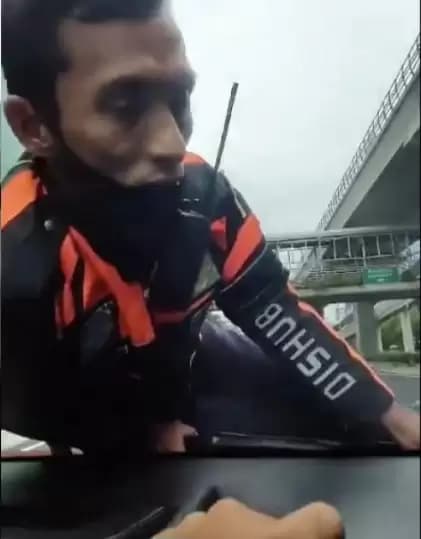 Gegara Sopir Tolak Diperiksa, Petugas Dishub Naik Kap Mobil