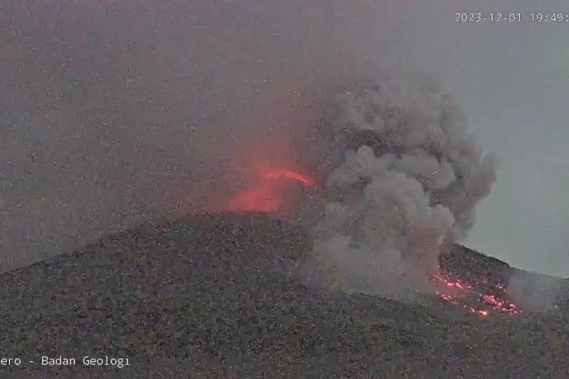 Gunung Merapi Luncurkan Awan Panas Guguran Sejauh 3.5 Kilometer