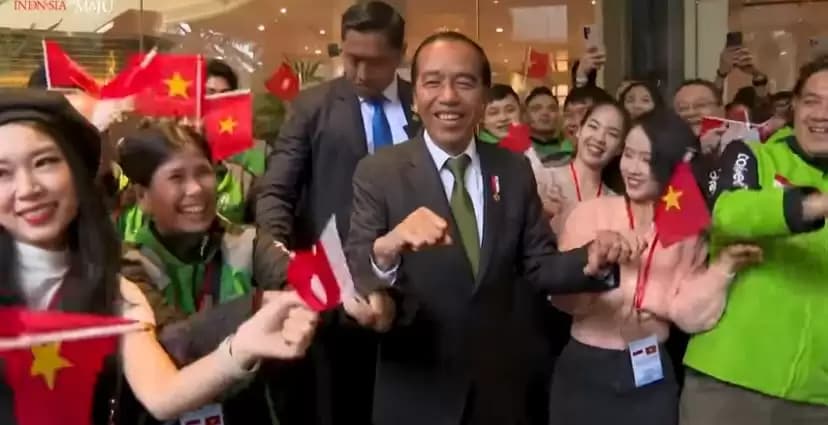 Presiden Jokowi Joget Bareng WNI dan Pengendara Ojol di Vietnam