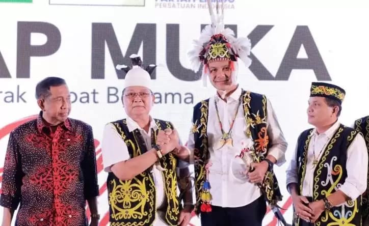 Ganjar Diangkat Jadi Warga Kehormatan Adat Dayak Kaltim