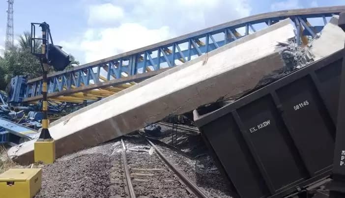 KAI Evakuasi Rangkaian Kereta Tertimpa Besi Proyek Jalan Layang di Muara Enim