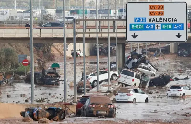 Sejumlah jalan utama tidak bisa dilalui di Valencia (Foto: Reuters)