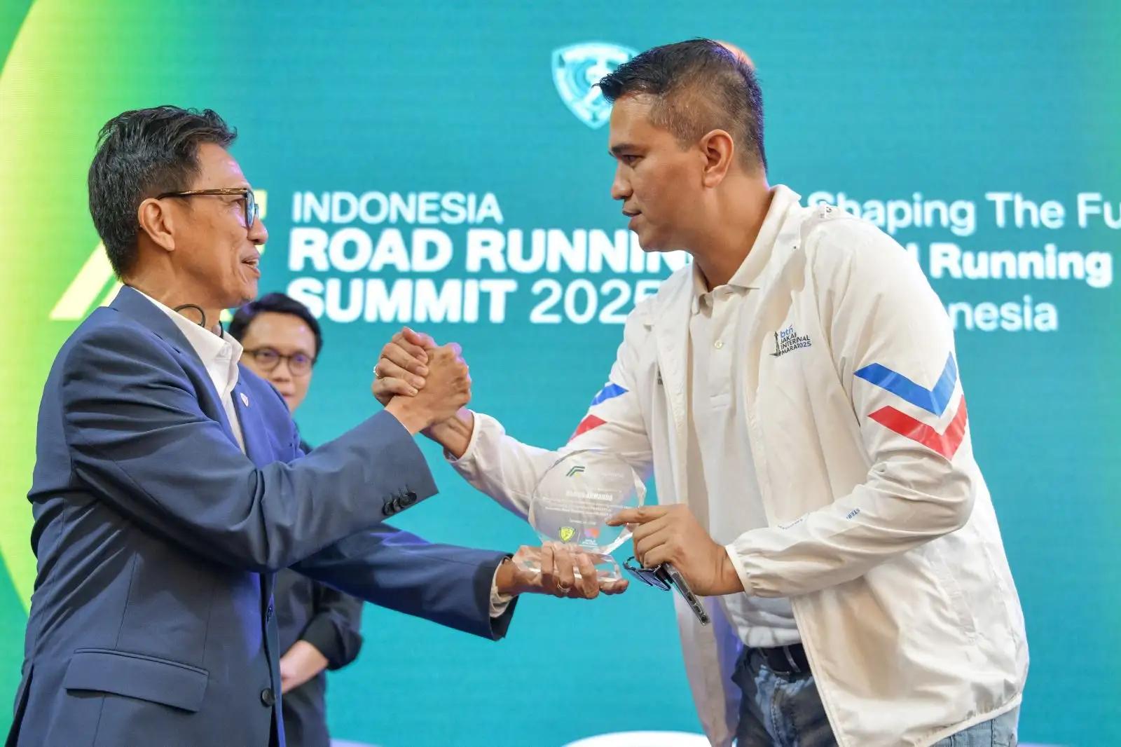 Corporate Secretary PT Bank Tabungan Negara (Persero) Tbk (BTN) Ramon Armando (kanan) bersalaman dengan Ketua Umum PASI Tigor Tanjung (Foto: Dok BTN)