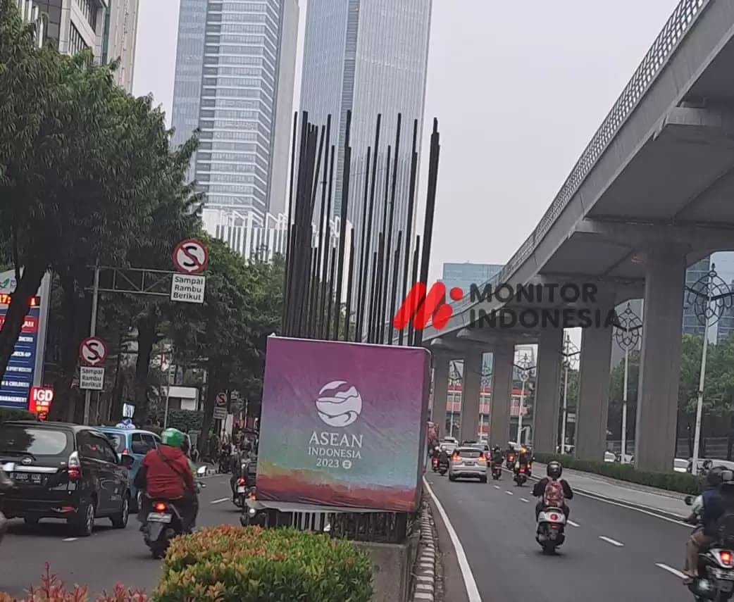 Belasan Tahun Mangkrak, Tiang Proyek Monorel di Rasuna Said Hanya Jadi Space Iklan