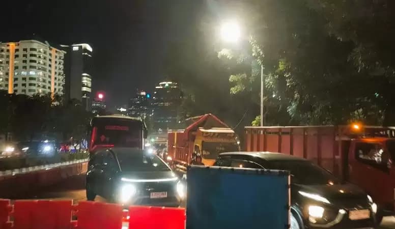 Aksi Ribuan Orang di Depan DPR RI Berimbas Macet di Jalan Gatot Subroto