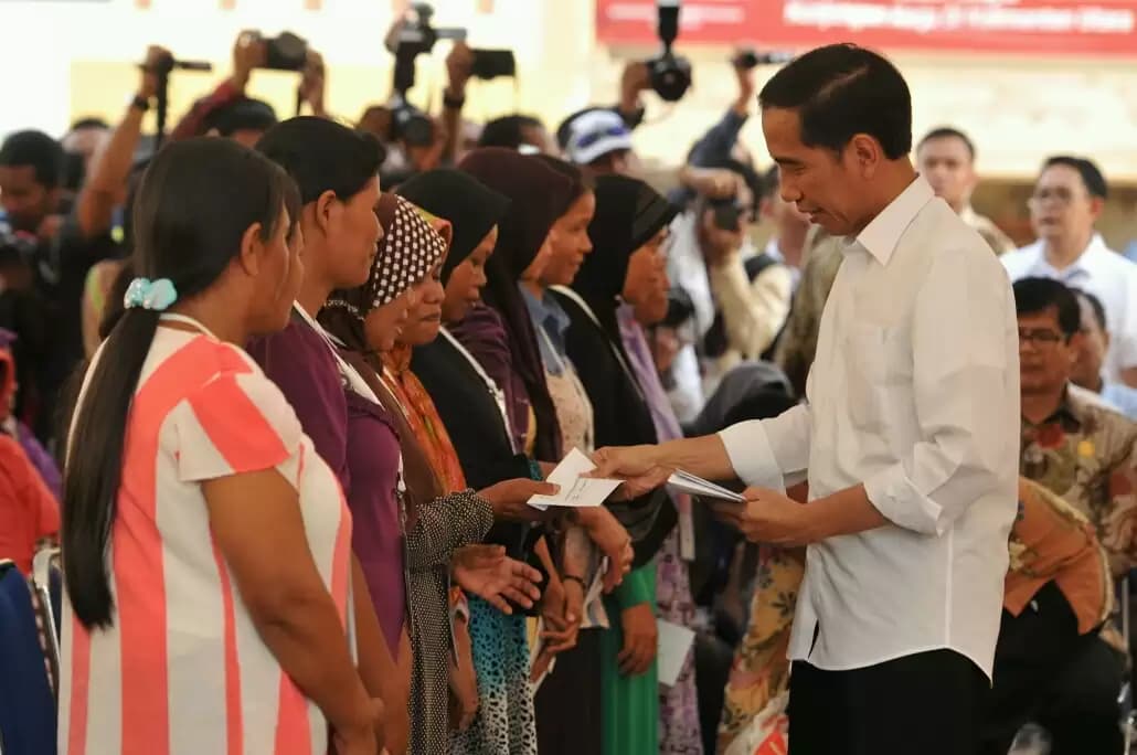 Ekonom UGM Nilai Penyaluran Bansos Jokowi Ada Unsur Politisasi