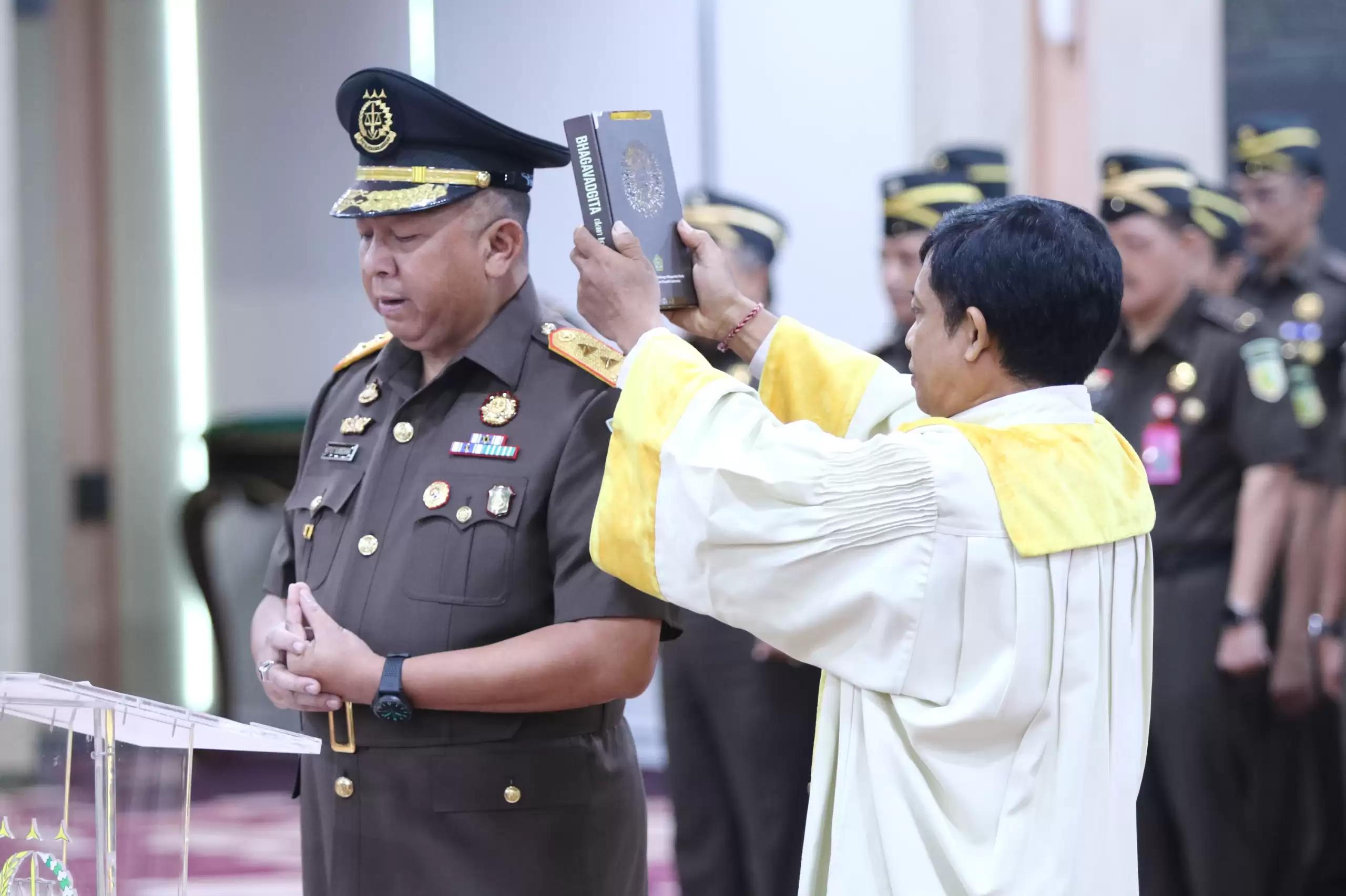 Pengambilan sumpah jabatan Ketut Sumedana sebagai Kajati Bali (Foto: Dok MI)