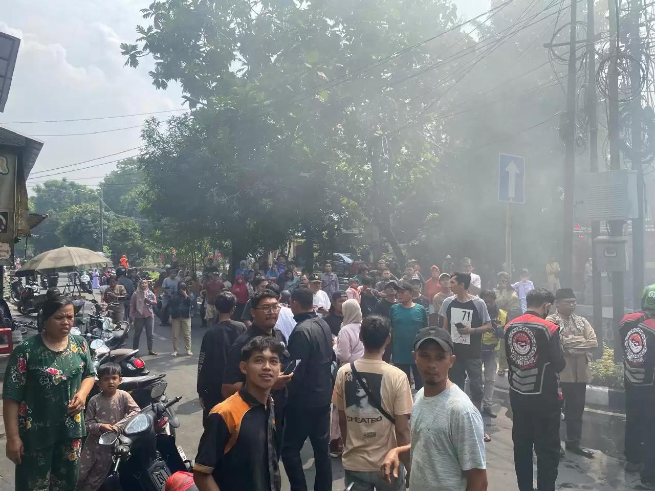 Warga berhamburan mencari tempat yang aman