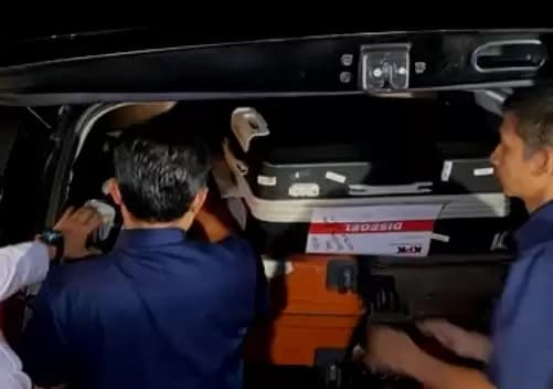Petugas KPK membawa dua unit alat penghitung uang dan dua buah koper