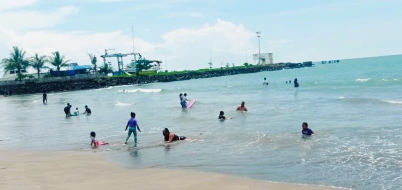 Wisata Pantai Carita - Anyer Ramai Pengunjung