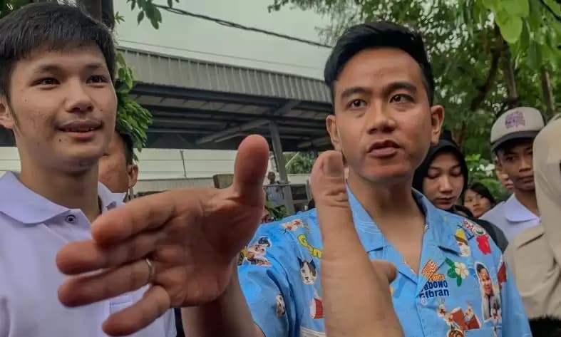 Gibran Bagi Susu-Buku Tulis ke Warga Poris Tangerang