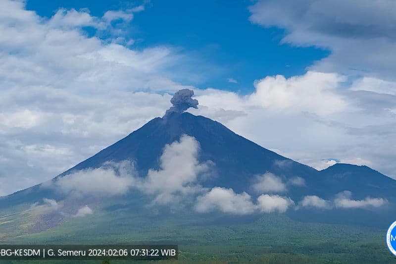 Update Gunung Semeru Kembali Erupsi Melontarkan Abu Vulkanik Setinggi Satu Kilometer