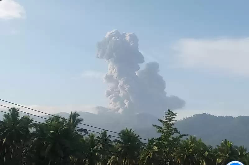Gunung Dukono Meletus