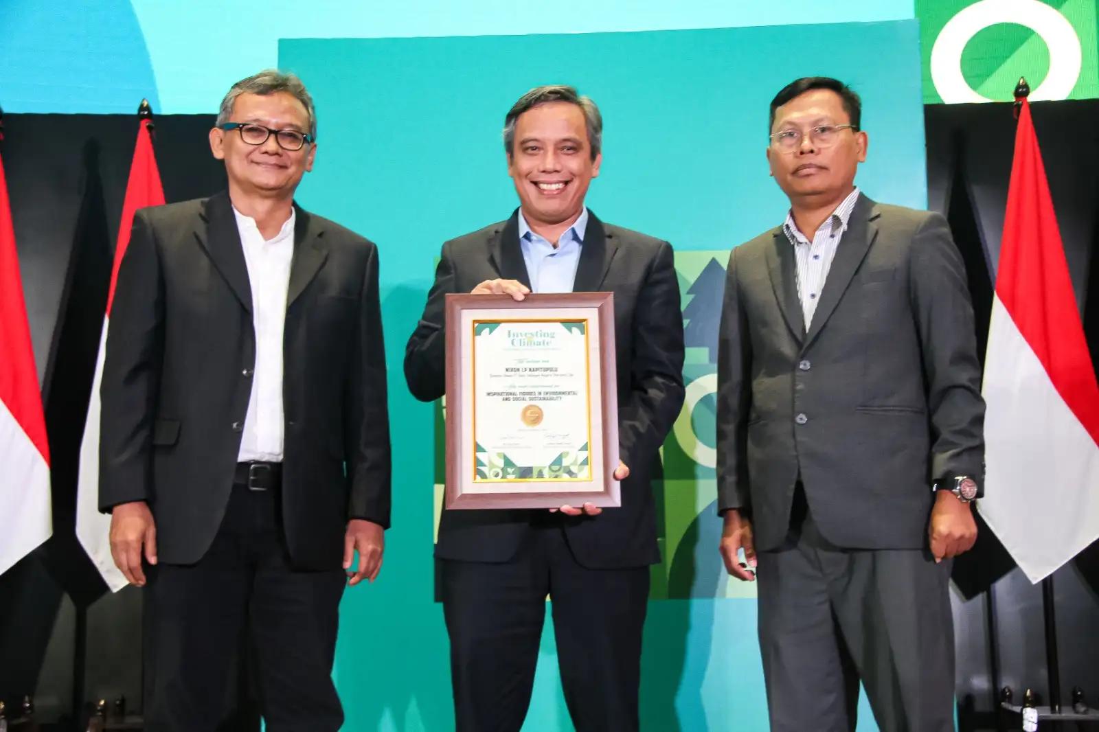 Dirut BTN Menerima Penghargaan Inspirational Figure in Environmental and Social Sustainability (Foto: Dok BTN)