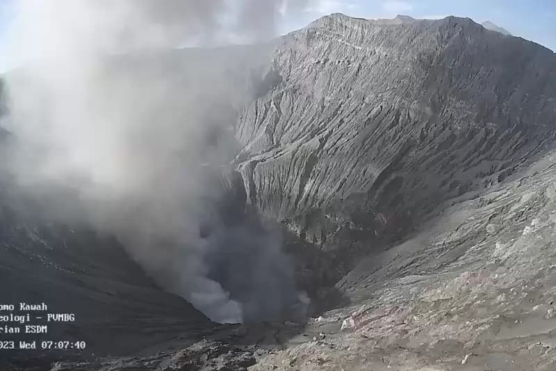 Waspada! Gunung Bromo Keluarkan Asap Putih dan Kelabu