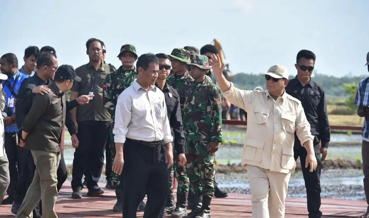 Prabowo Subianto memilih Kabupaten Merauke, Papua Selatan sebagai daerah pertama yang dikunjungi usai resmi dilantik menjadi kepala negara.