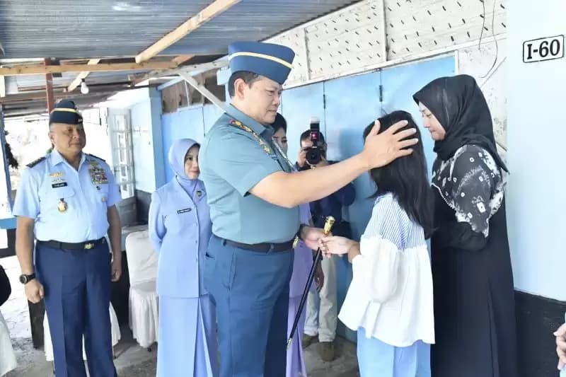 Panglima TNI Takziah ke Rumah Keluarga Korban Pesawat Jatuh Super Tucano