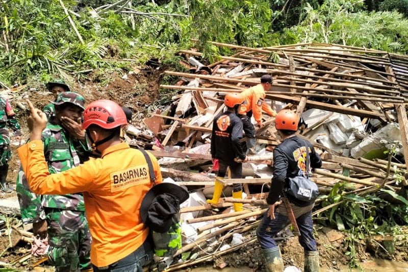 Warga Tewas Akibat Tertimbun Longsor di Cilacap