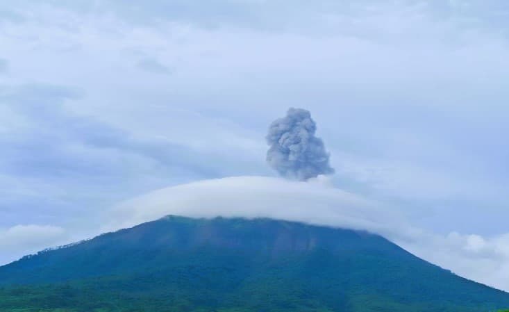 Erupsi Gunung Ili Lewotolok Lontarkan Abu 1.000 Meter