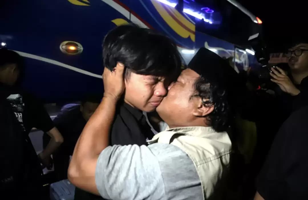 Tangis orang tua pecah sambil memeluk sang anak setelah dua dari tiga bus rombongan SMK Lingga Kencana yang selamat dari kecelakaan maut tiba di Limo, Depok, Minggu (12/5/2024) (Foto: Dok MI/Elvo)