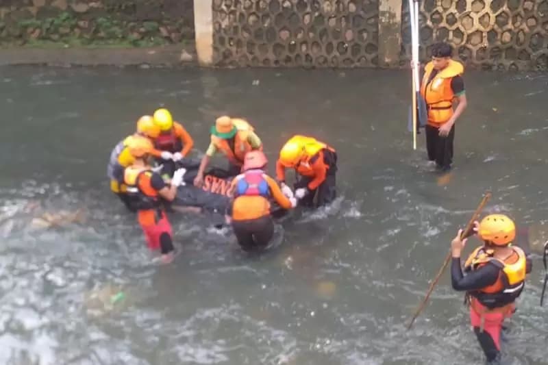 Bocah yang Hanyut di Kali Mampang Jaksel Ditemukan Tewas