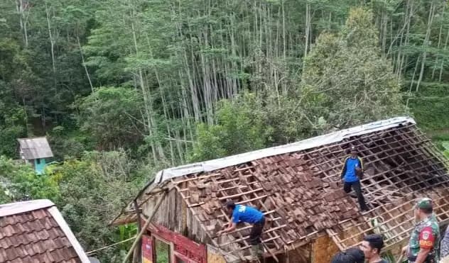 Waspada! Cuaca Buruk Hujan Lebat Angin Kencang Landa Banten