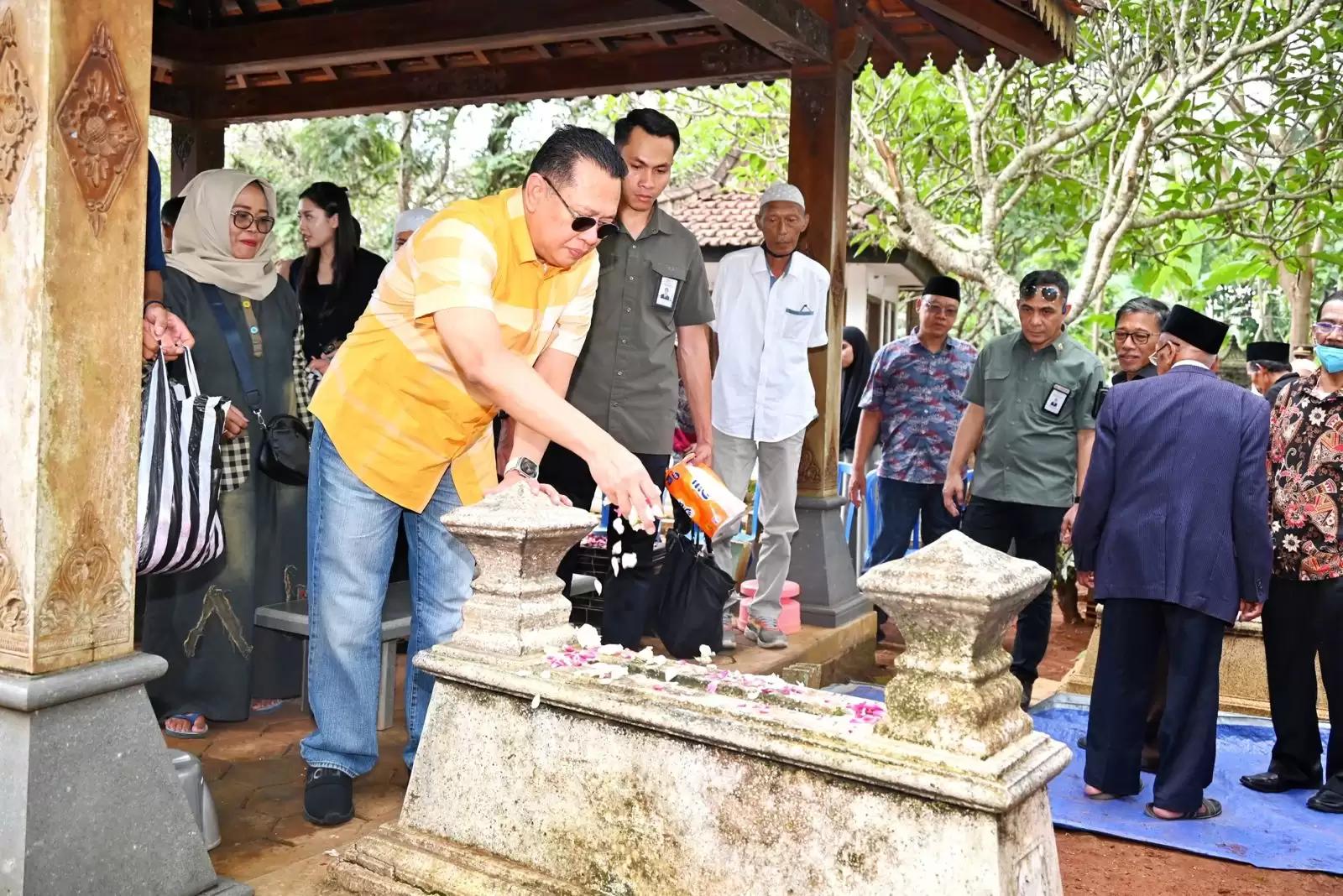 Ziarah ke Makam Ayahnya, Bamsoet Berbagi Kisah Perjalanan Jadi Ketua MPR