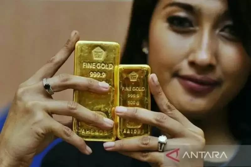 Harga Emas Antam Hari Ini Turun Rp2.000