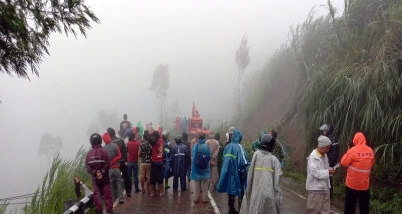 Jalan Tertutup Longsor di Lencoh Boyolali Berhasil Disingkirkan