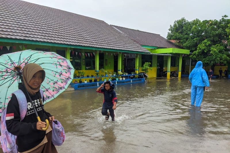Akibat Terus Diguyur Hujan SDN Citerep Serang Terendam banjir