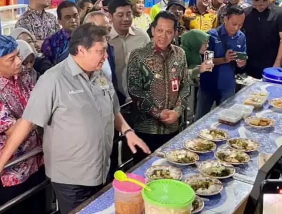 Makan Siang Gratis Pakai Dana Bos! Pengamat: Makin Terang Jokowi Promotor Pasangan 02!