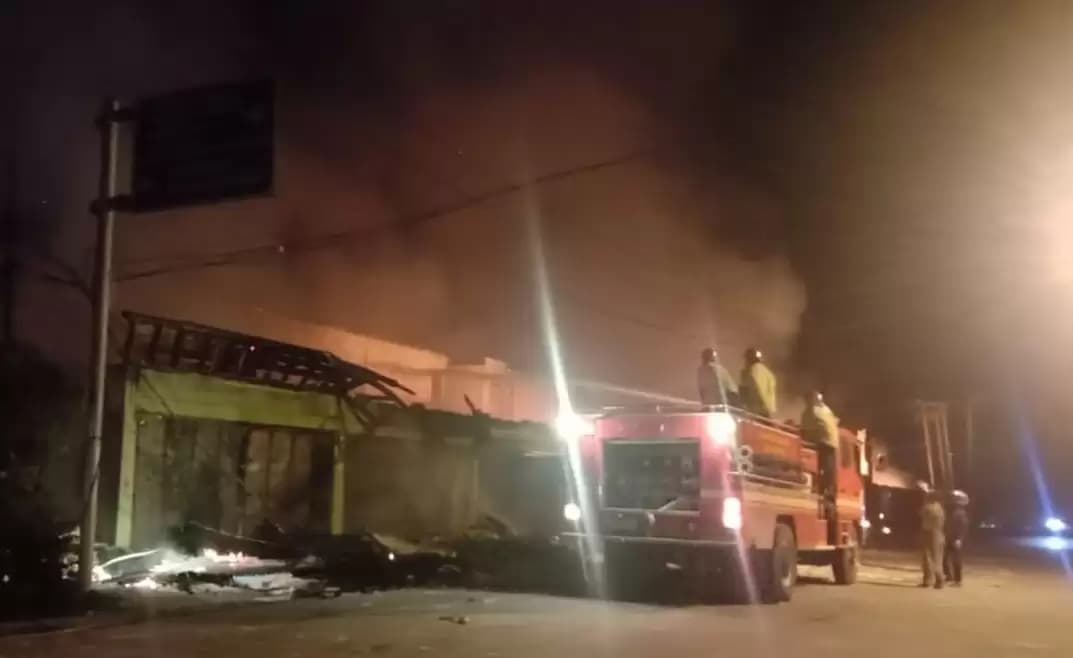 Buntut Kerusuhan Pengiring Jenazah Lukas Enembe, 25 Bangunan Ludes Terbakar, 7 Aparat Terluka!