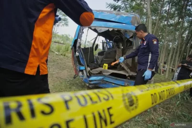 Komandan Regu Satpol PP Surabaya Jadi Korban Kecelakaan KA Probowangi vs Elf