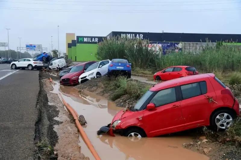 Sejumlah mobil hancur terjebak dalam lumpur (Foto: Getty Images)