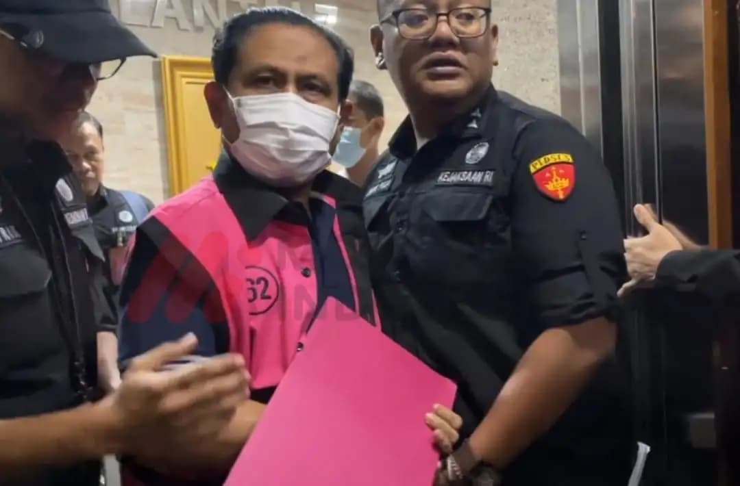 Eks Ketua PN Surabaya Rudi Suparmono mengenakan rompi tahanan (Foto: Dok MI/Aswan)