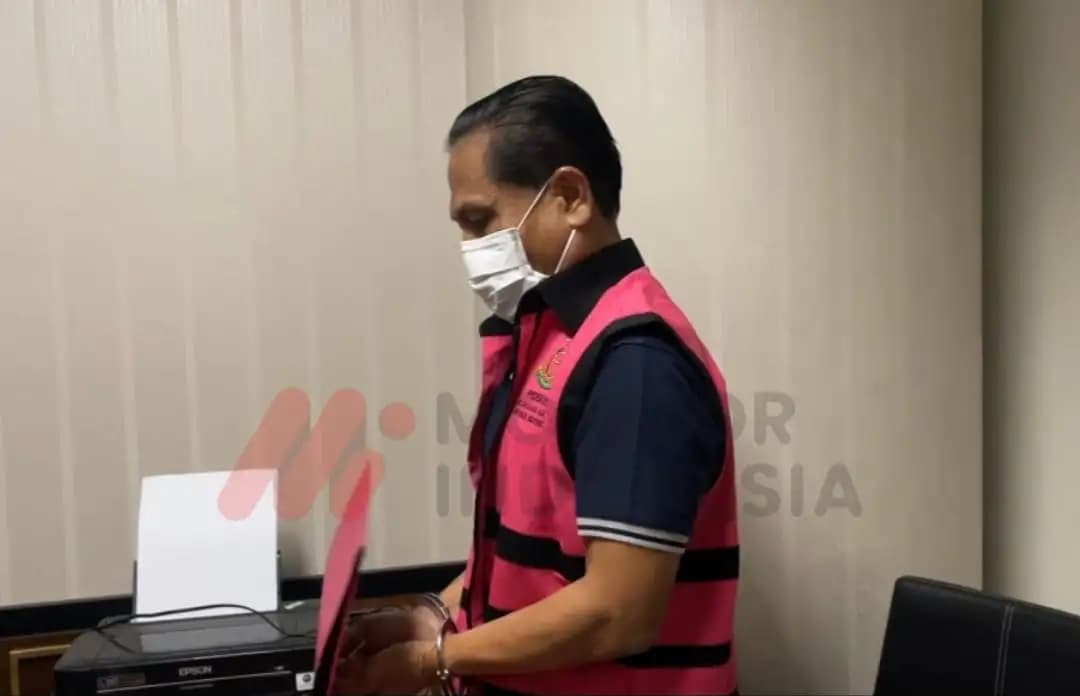 Eks Ketua PN Surabaya Rudi Suparmono mengenakan rompi tahanan (Foto: Dok MI/Aswan)