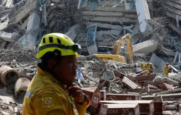 Petugas penyelamat mencari korban (Foto: Reuters)