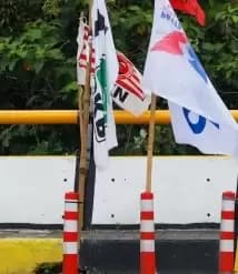 APK pemilu 2024 dipasang di stick cone pembatas jalur sepeda