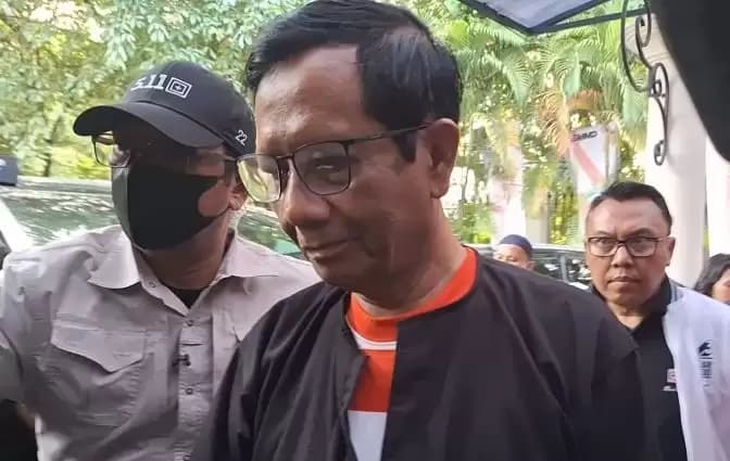 Mahfud Pakai Baju Khas Madura Debat Cawapres