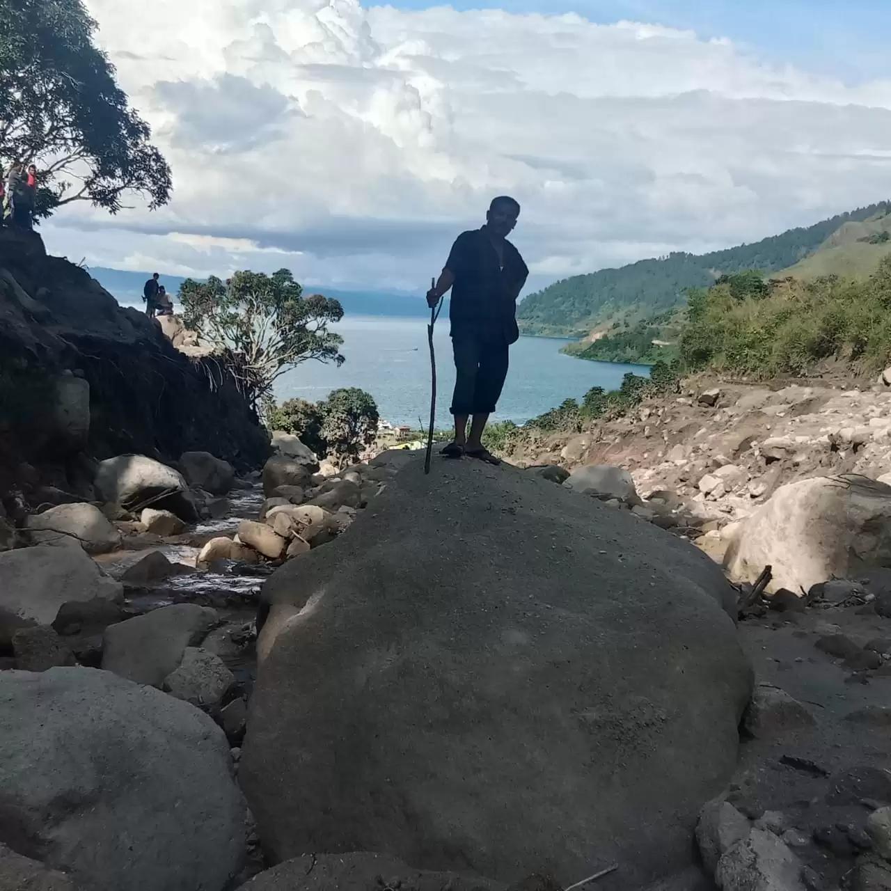 Ngerinya Longsor di Humbahas, Batu Besar Timbun Pemukiman Warga Desa Simangulampe