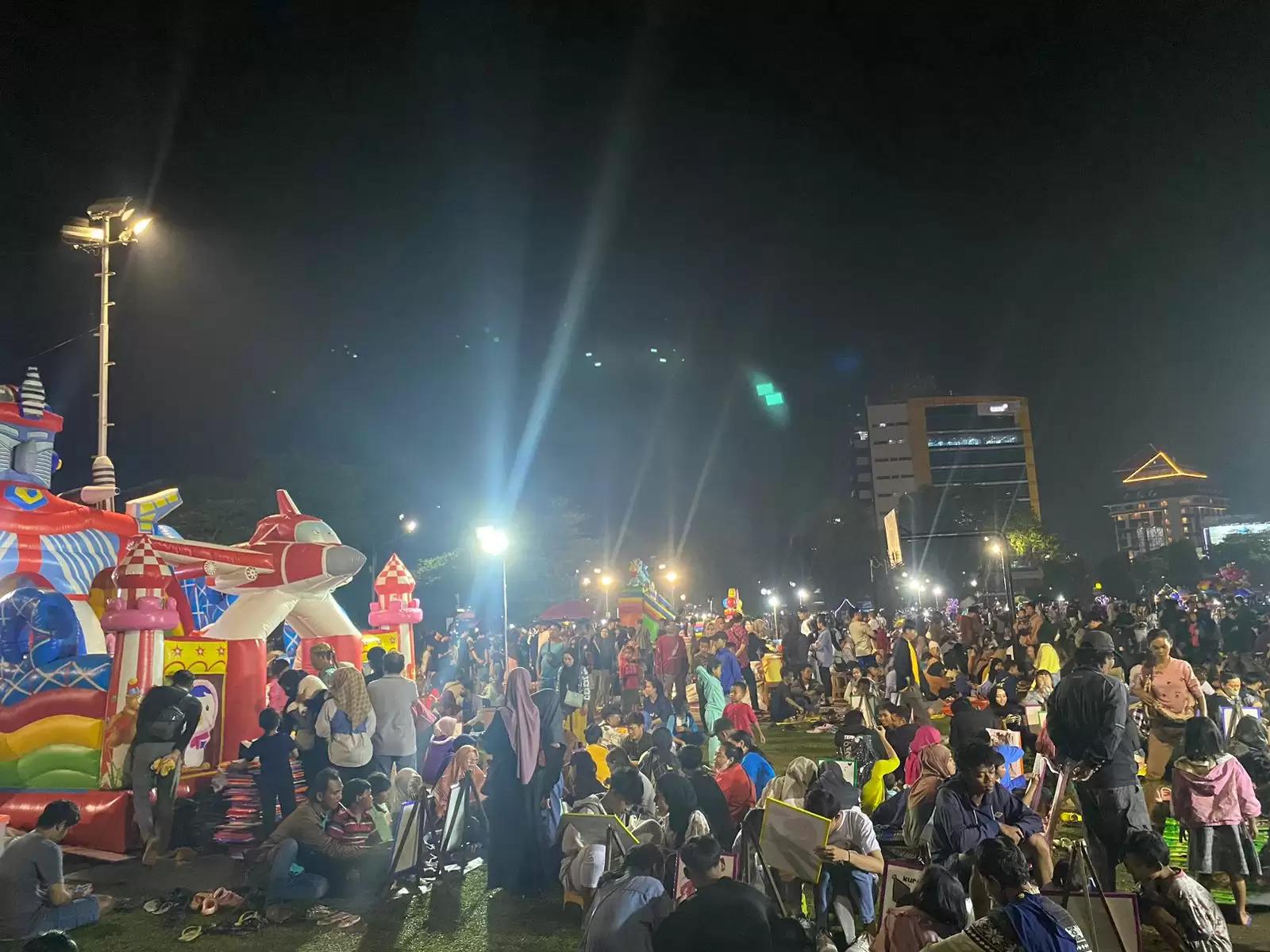 Jauh-jauh dari Padang, Rayakan Malam Tahun Baru di Simpang Lima Semarang