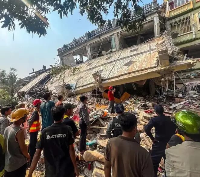 Rumah susun di Mandalay ambruk akibat gempa (Foto: Reuters)