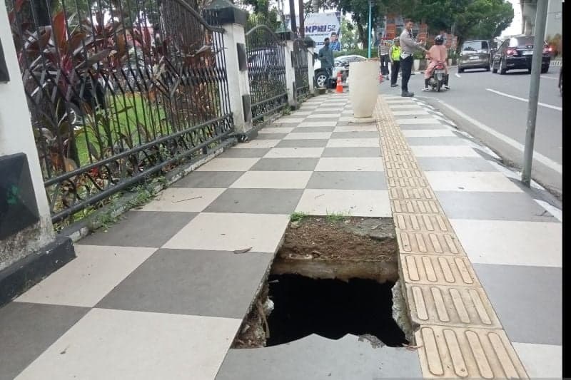 Polisi Buru Pelaku Pencurian Ratusan Besi Tutup Drainase di Palembang