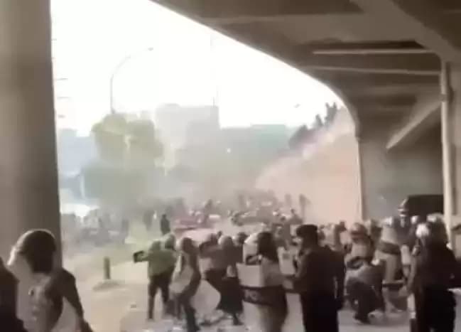 Suporter Beringas Jadi Alasan Polisi Tembakkan Gas Air Mata di Stadion Joko Samudro
