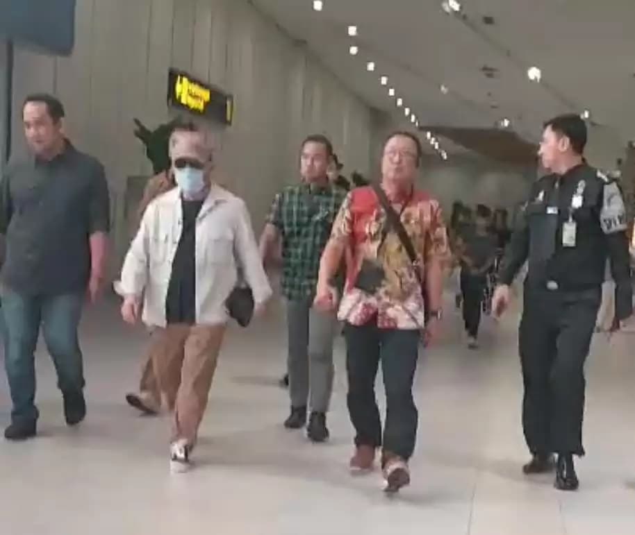 Ujang Iskandar diciduk Kejagung saat tiba di Bandara Soekarno-Hatta (Soetta) usai kembali dari Vietnam (Foto: Dok MI)